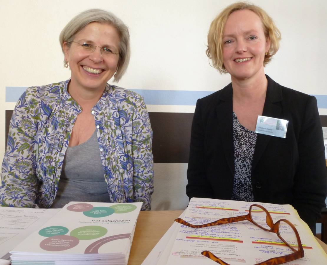  Informieren über "Letzte Hilfe": Barbara Krug (li.) und Elisabeth Siemer. 