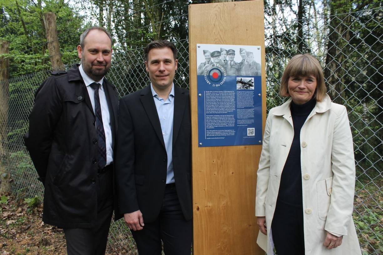 Dr. Peter Henkel (li.) von der Mahn- und Gedenkstätte, Thomas Boller, stellvertretender Vorsitzender des „Förderkreis Industriepfad Düsseldorf-Gerresheim“ und Bürgermeisterin Klaudia Zepuntke an der Gedenktafel für die Opfer des zweiten Weltkrieges am Wildpark in Grafenberg. 