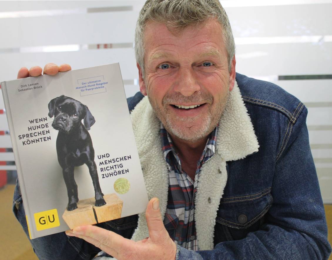  Der Düsseldorfer Tiertrainer und Hundespezialist Dirk Lenzen ist mächtig stolz auf sein zweites Buch. Er sagt: „Vielen Hundehaltern wird die Kinnlade runterfallen, weil sie das so noch nie gesehen haben!“ 