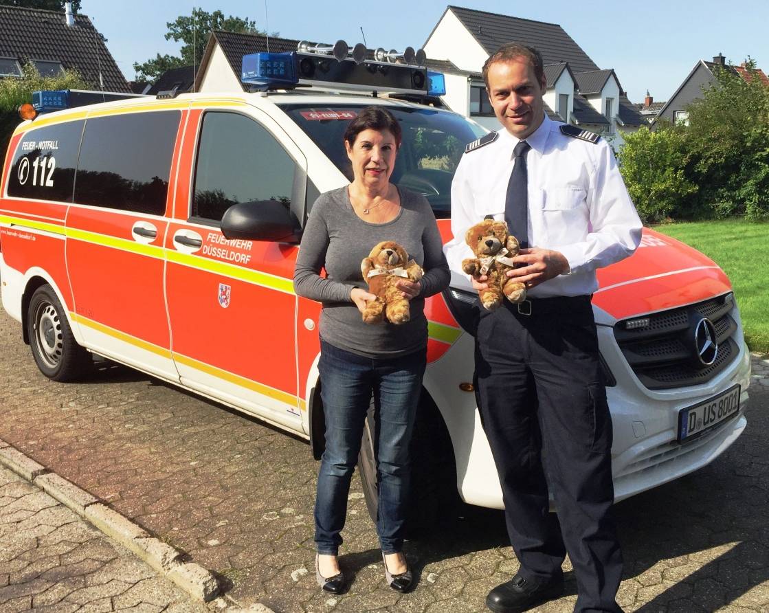 Karin Schüring vom Heimatverein "Heimatfreunde Düsseldorf-Tannenhof 1948 e.V." und Tobias Schülpen von der Feuerwehr Düsseldorf während der Übergabe der Teddybären. 