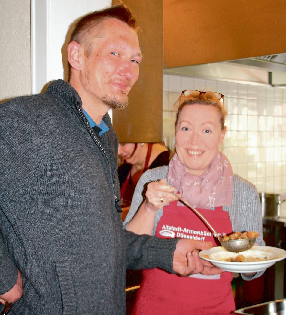  Swantje Poschmann arbeitet seit 17 Jahren in der Armenküche in der Altstadt. Gast Jan Biel kommt regelmäßig zum Mittagessen vorbei. 