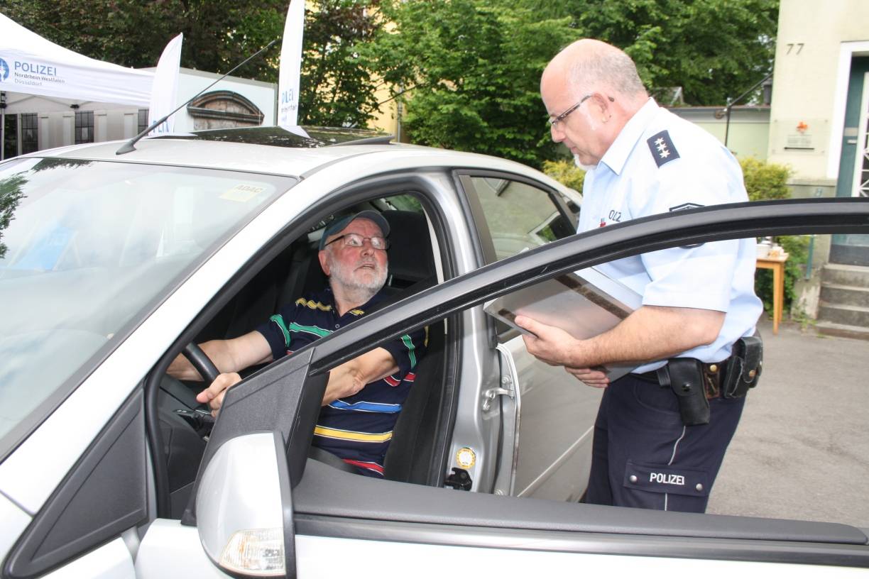  Polizist Joachim Tabath checkt die Sitzposition von Kursteilnehmer Wolfgang Kuhnle (li.). Der Senior hat an einigen Stellen Fehler bei den Einstellungen der Spiegel und des Sitzes gemacht. 