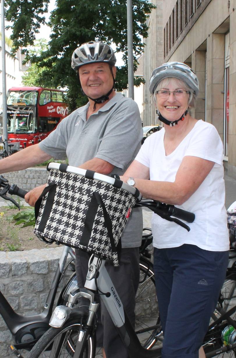  Sieglinde und Dieter Jodorf: „Wir fahren einen Benziner. Aber für die Umwelt und auch für uns, fahren wir nur mit dem Rad in die Innenstadt. Das Verbot ist sinnvoll. Es fahren so viele Leute unnötigerweise mit dem Auto." 