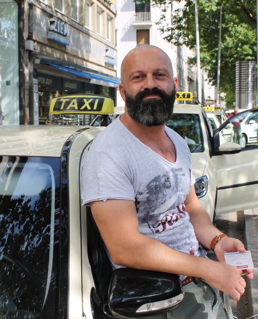  Yusuf Davulcu, selbstständiger Taxifahrer: „Für den Umweltschutz ist das Verbot eine gute Sache. Mein Diesel-Taxi ist alt, ich werde in absehbarer Zeit einen neuen Wagen kaufen, der allen Normen entspricht." 