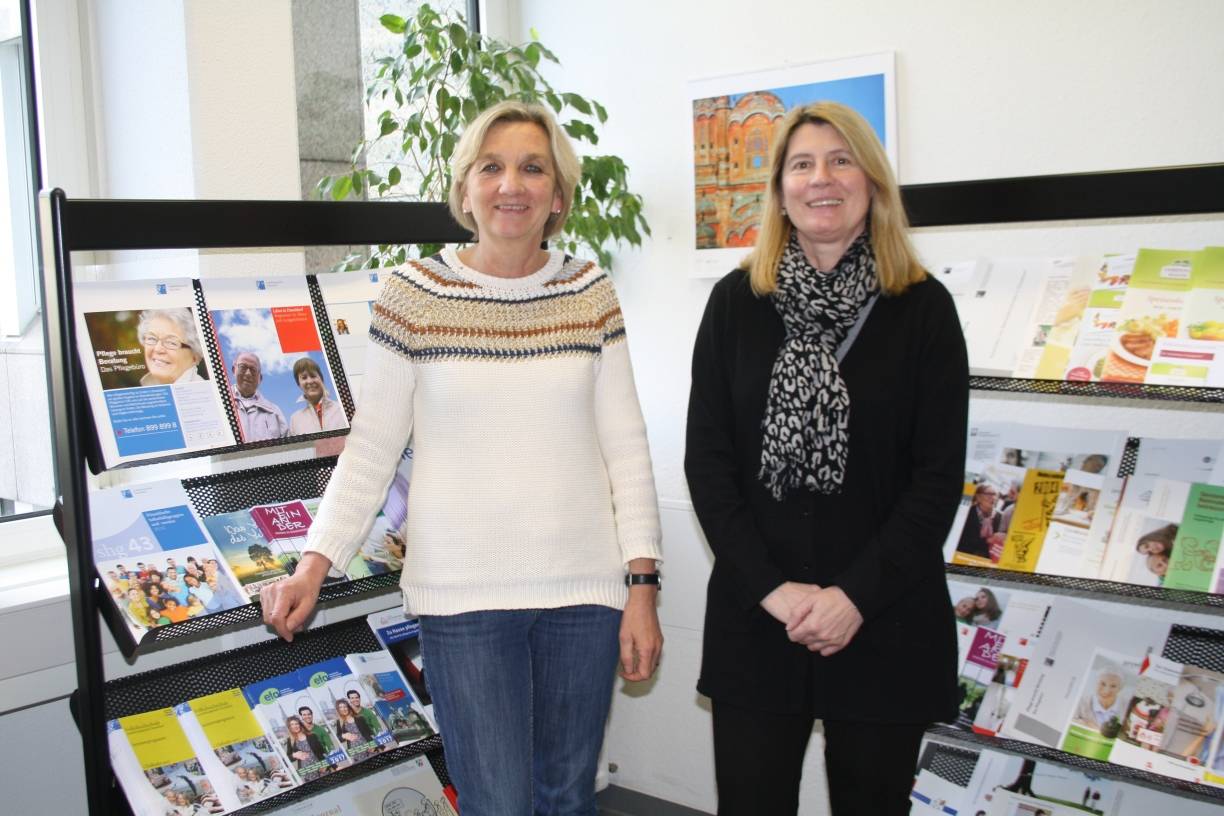  Birgit Meyer und Birgit Schaumkessel vom Team des Pflegebüros der Stadt beraten Angehörige von Pflegepatienten und Pflegebedürftige telefonisch und bei Bedarf auch persönlich im Pflegebüro an der Willi-Becker-Allee. 