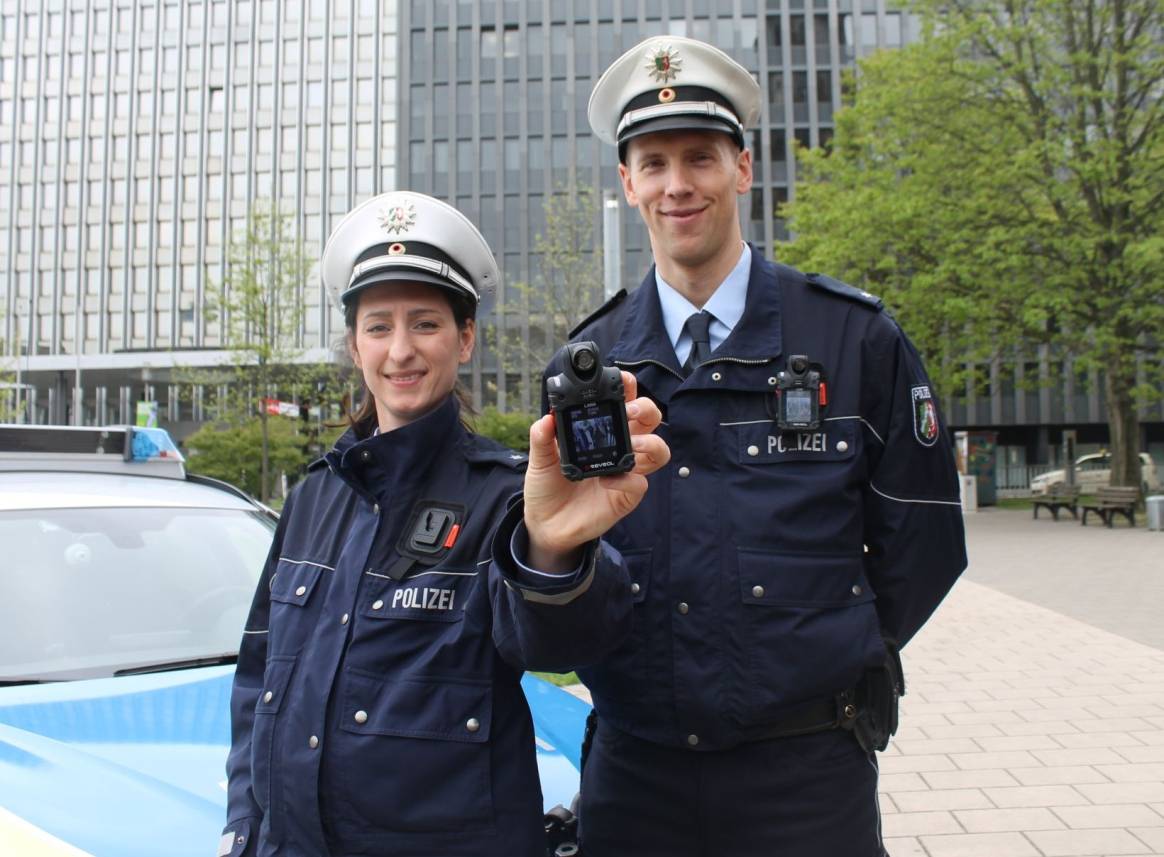  Polizistin Svenja Arto und ihr Kollege Karsten Servas zeigen die neuen Body-Cams. 