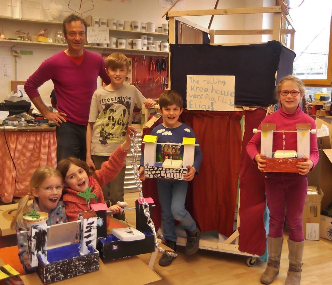  Die KREA-Kinder und ihr Helfer - Carl Hager mit seinen Schützlingen und ihren Arbeiten. 