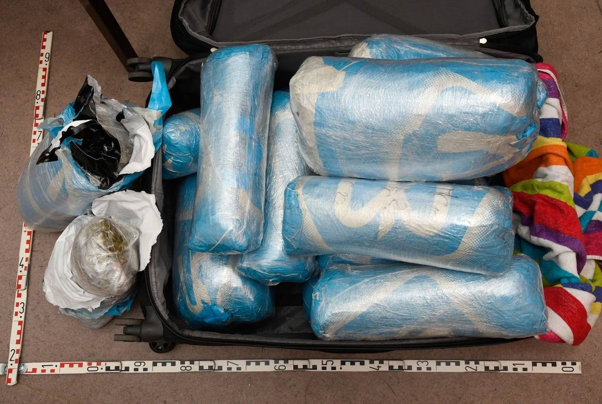  Zwölf Kilo Marihuana befanden sich in dem Koffer.  