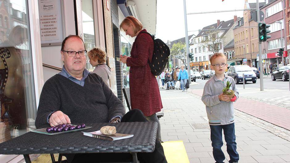 Peter Braun von Rousseau Chocolade &amp; Pralinen setzte sich für den Fotografen vor...
