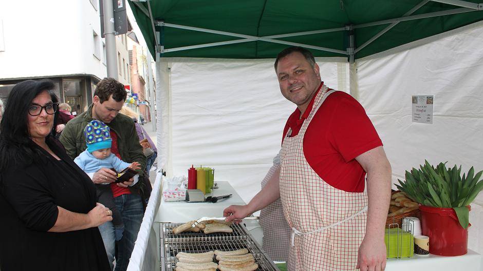 Dirk Willems von der Metzgerei Meyer stellte sich sogar selbst an den Grill und briet...