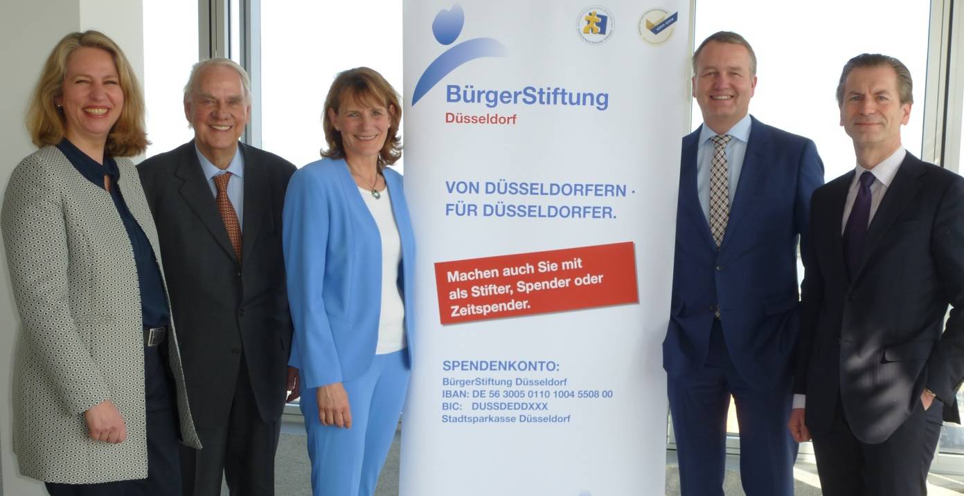  Geschäftsführerin Dr. Britta Schröder (v. li.), Stiftungsrat-Vorsitzender Albrecht Woeste, Vorstandsvorsitzende Sabine Tüllmann und ihre Kollegen Arnd Schienstock und Stefan G. Drzisga wollen die Arbeit der BürgerStiftung Düsseldorf ausbauen. 