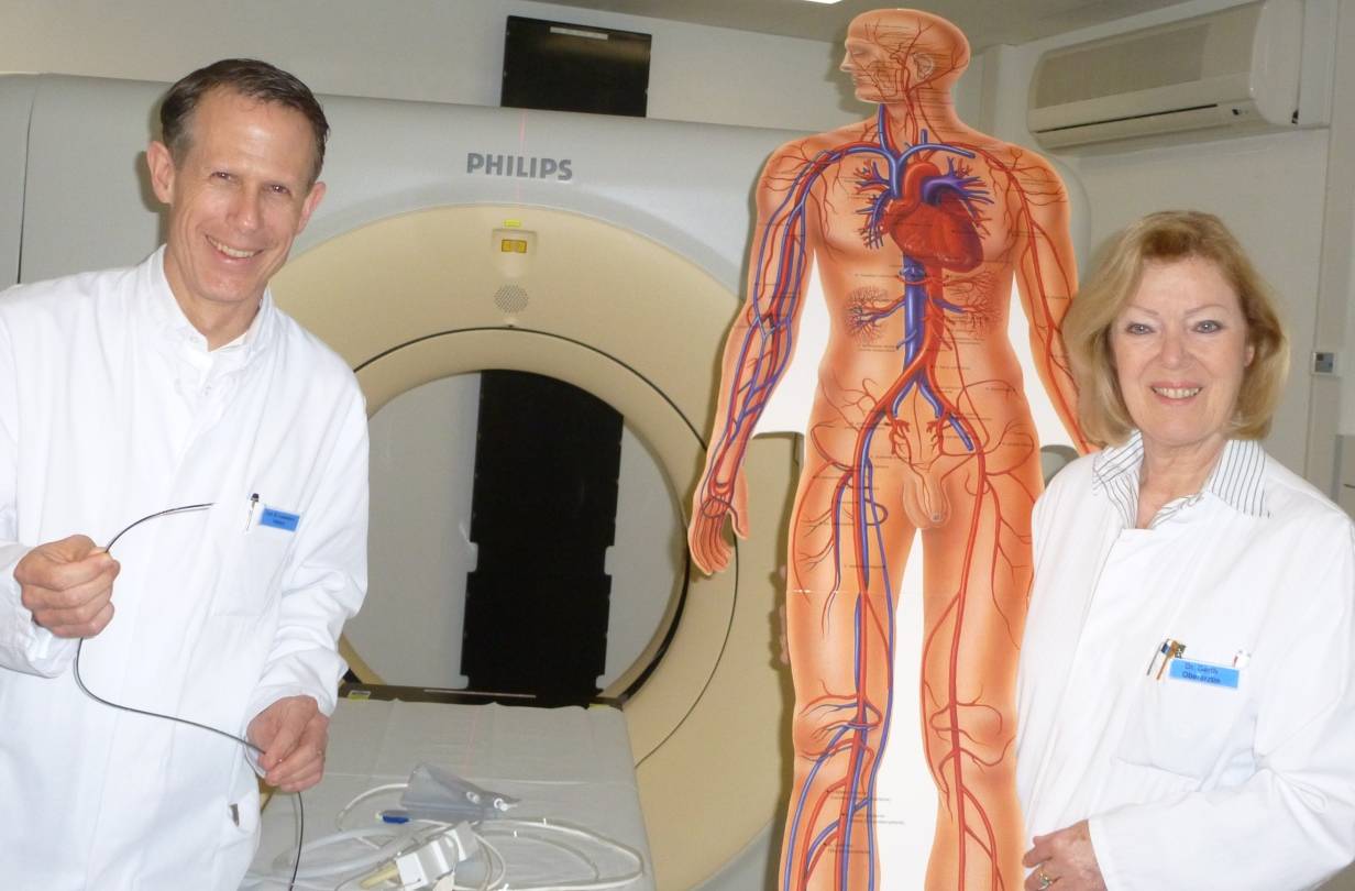  Prof. Dr. Thomas Lauenstein, Chefarzt der Radiologischen Klinik am EVK, und Dr. Sabine Gerth, Leiterin Gefäßchirurgie, erläutern den Einsatz des Jetstreams. 