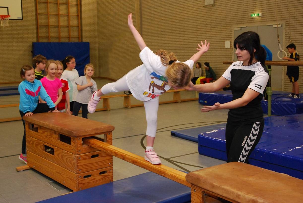  Grundschüler der Matthias-Claudius-Schule beim Turn-Training des SFD '75. 