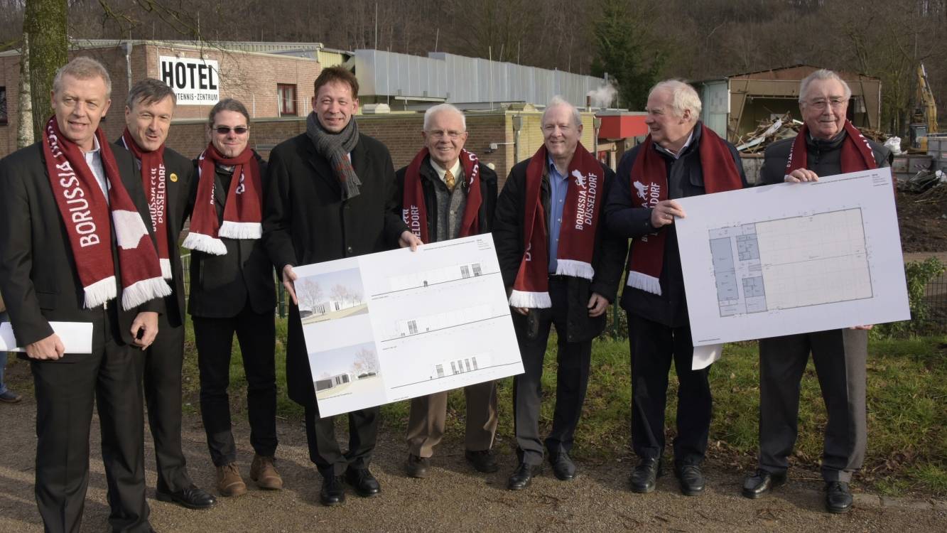  Burkhard Hintzsche (4.v.l), an der Baustelle mit (v.l.) Jo Pörsch, Geschäftsführer Borussia Düsseldorf, Manager Andreas Preuß, Pressesprecher Alexander Schilling sowie den Zeitzeugen, die noch in der alten Staufenhalle aktiv Tischtennis gespielt haben: Dr. Fritz Wienke, Präsident Borussia Düsseldorf, Eberhard Schöler, Walter Hafner und Heinz Nink. 