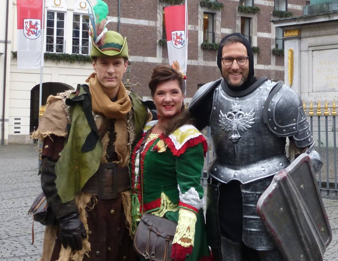  Gut gerüstet: Sven Lorig und Janine Kemmer als Robin Hood und Maid Marian, Außenreporter Simon Beeck als Ritter. 