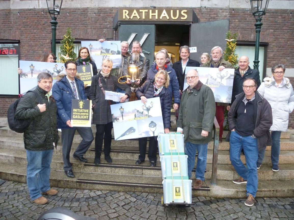  Die Mitglieder der Initiative „Düsseldorfer Gaslicht“ trafen sich vor dem Rathaus, um die gesammelten Unterschriften der Umfrageaktion der Stadt zu übergeben. 