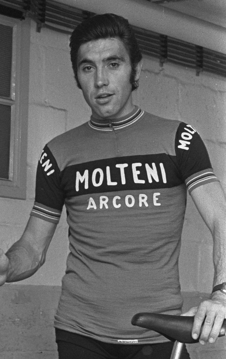  Nicht ohne sein Zentimetermaß: Radsportlegende Eddy Merckx überlasst auch in der Doku "A SUNDAY IN HELL" nichts dem Zufall. Der Perfektionist misst jede Einstellung an seinem Rad genau nach.  