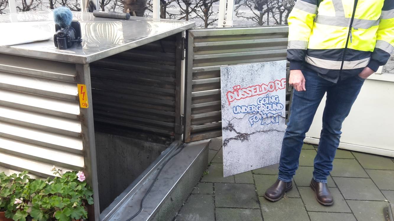  Der Zugang führt über eine steile Treppe. 