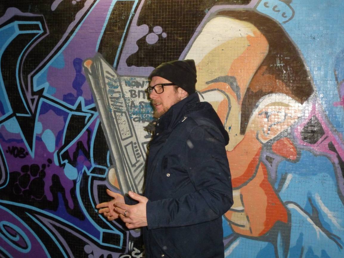  Frank Brenner kann viel erzählen über die Wandbilder unterm Worringer Platz. 
