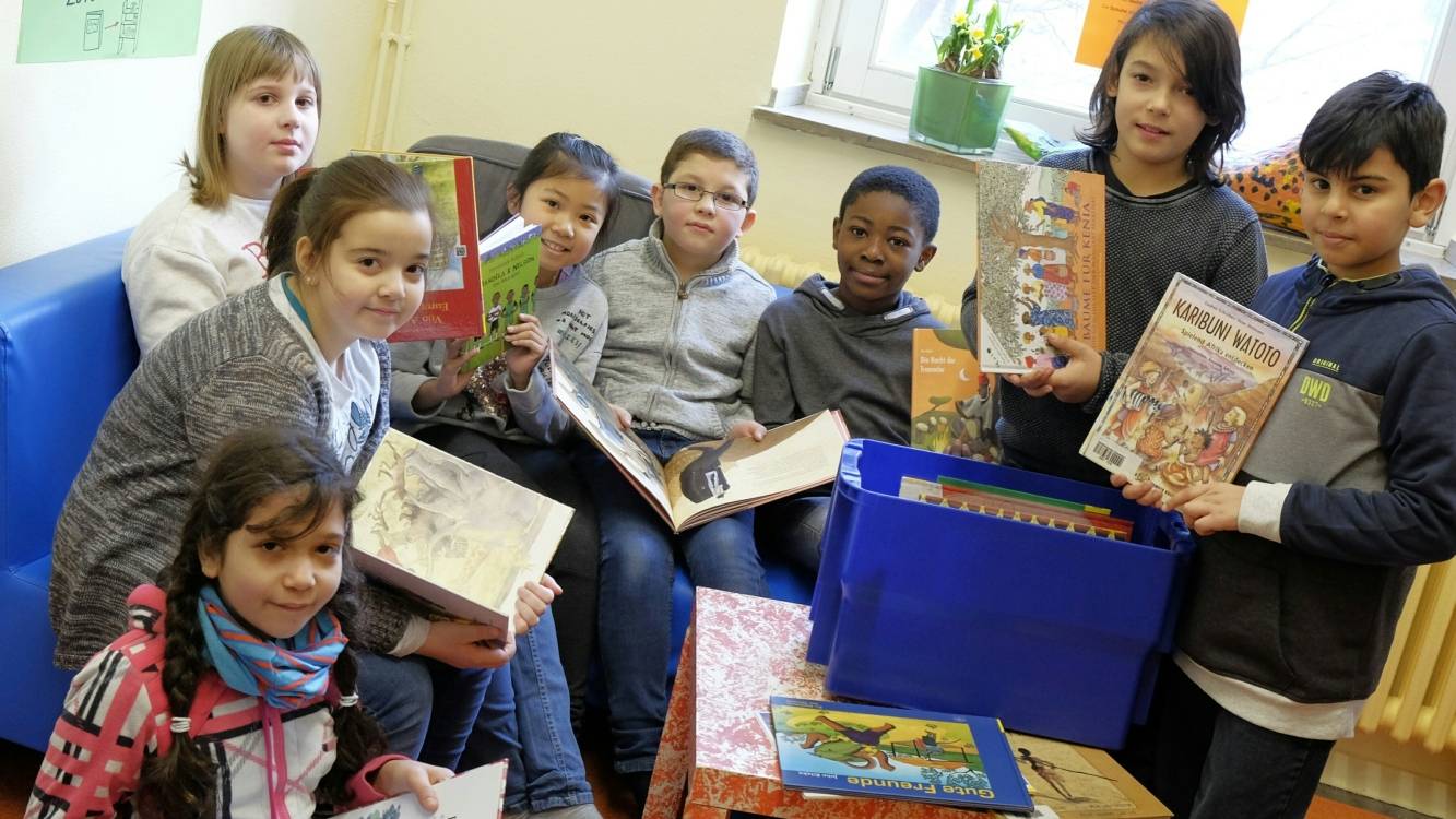  Schüler der Katholischen Grundschule Höhenstraße präsentieren die Afrika-Medienbox. Die Viertklässer stammen aus Marokko, Syrien, Nigeria, der Türkei, Vietnam und Deutschland. 