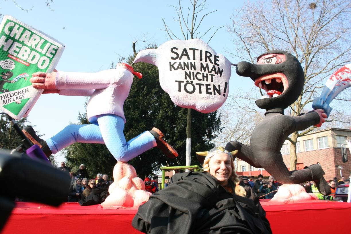  "Satire kann man nicht töten". Dieser Wagen wurde Rosenmontag 2015 erst kurz vor dem Start des Rosenmontagszuges von Tilly selbst enthüllt. 