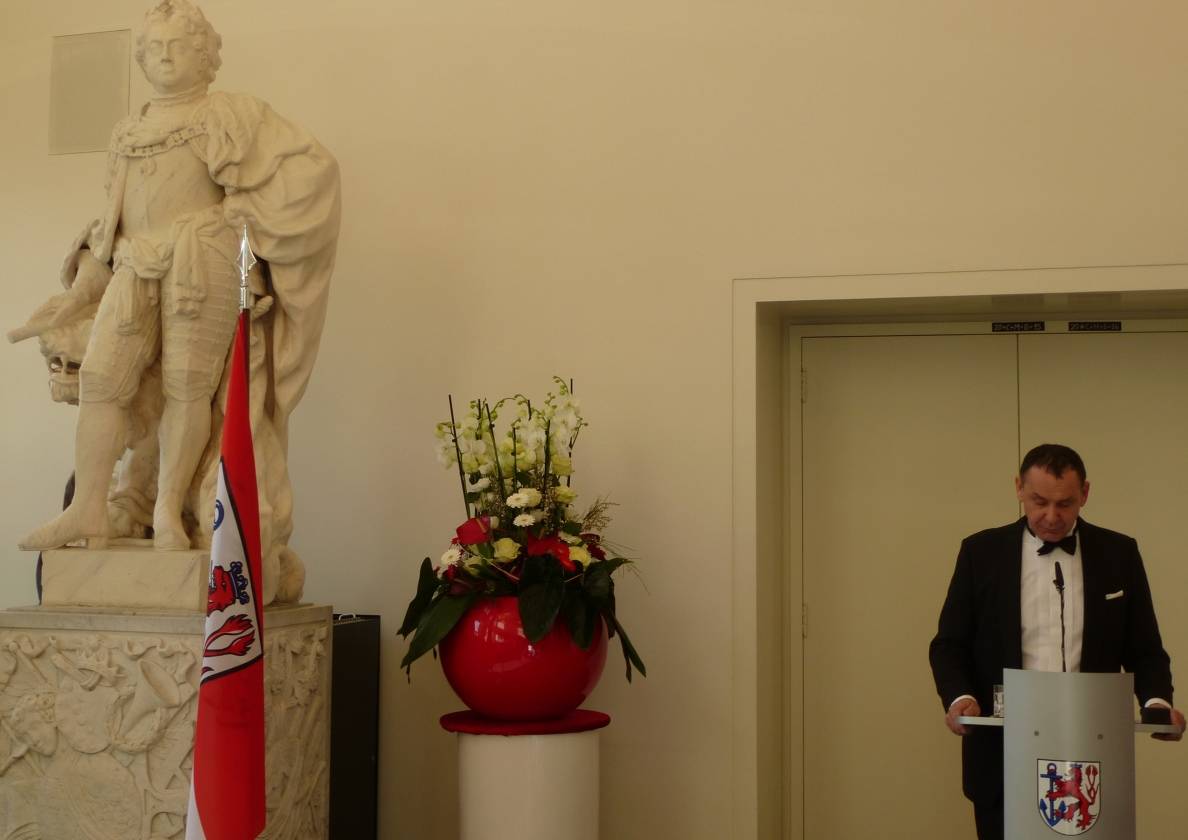  Rechts am Redner-Pult Jacques Tilly, der neue Jan-Wellem-Ring-Träger, links in stattlicher Größe der Namensgeber Jan Wellem. 