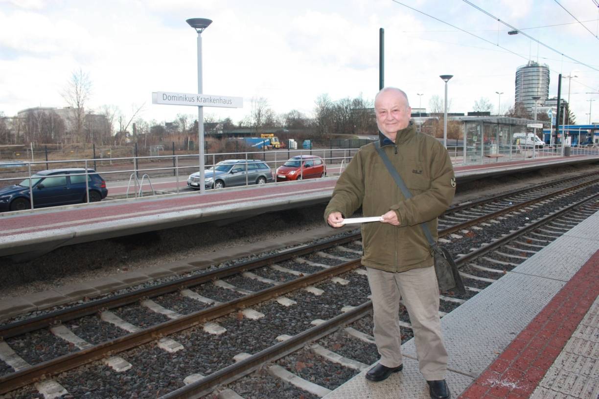  Franz Maes empfindet den 21 Zentimeter breiten Spalt(er macht die Lücke mit einem Zollstock deutlich) zwischen Bahnsteig und Trittstufe der eingefahrenen Bahn als zu groß. Er hat auch weitere Mängel an dem neuen Hochbahnsteig in Heerdt entdeckt. 