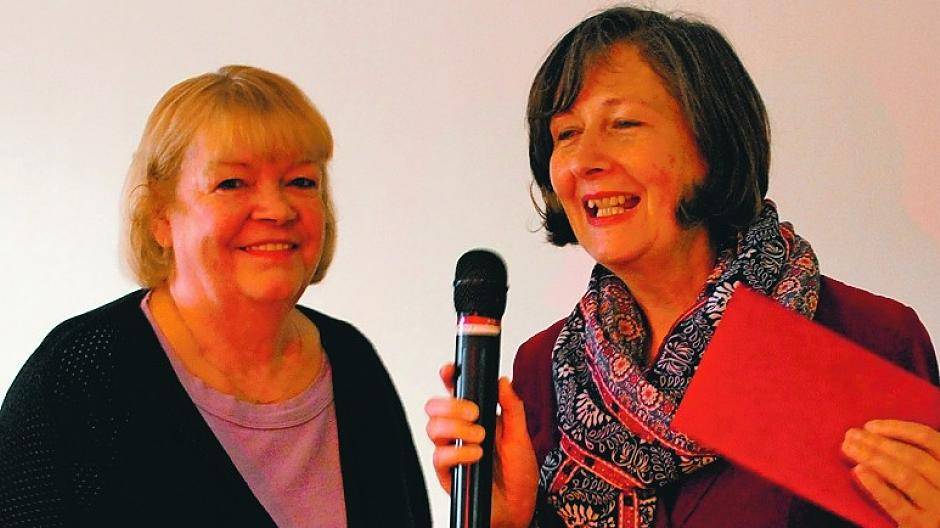  Petra Wienß (r.) dankt Waltraud Loose für die Spende. 