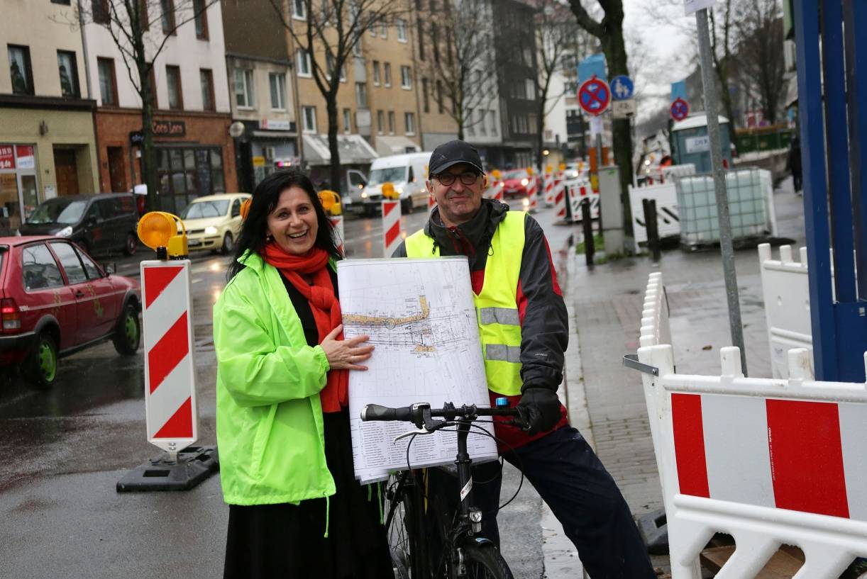 Verkehrsdezernentin Cornelia Zuschke und Steffen Geibhardt, Radverkehrsbeauftragter im Amt für Verkehrsmanagement, erläuterten Einzelheiten zum Neubau des Radweges an der Ulmenstraße. 
