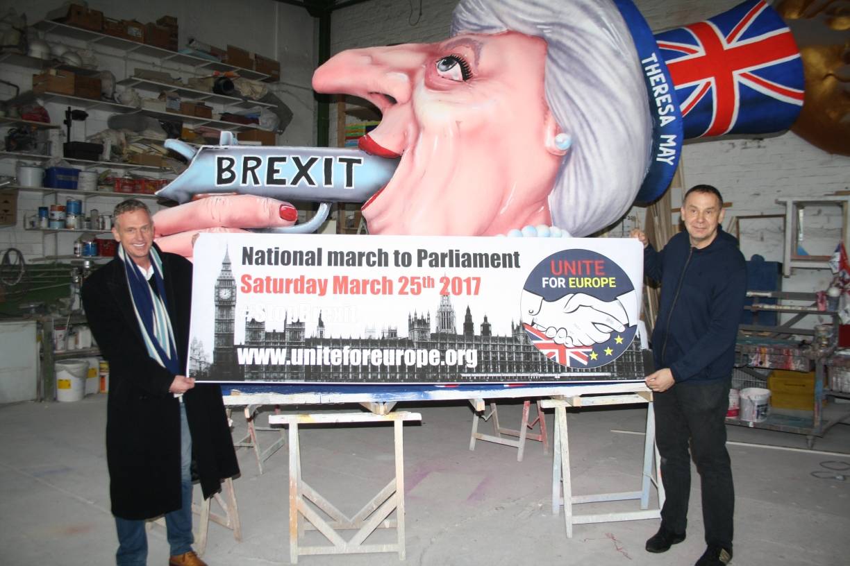 Tillys Rosenmontags-Wagen führt Anti-Brexit-Marsch in London an