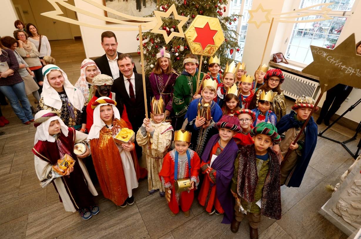  Sternsinger zu Besuch im Düsseldorfer Rathaus. 