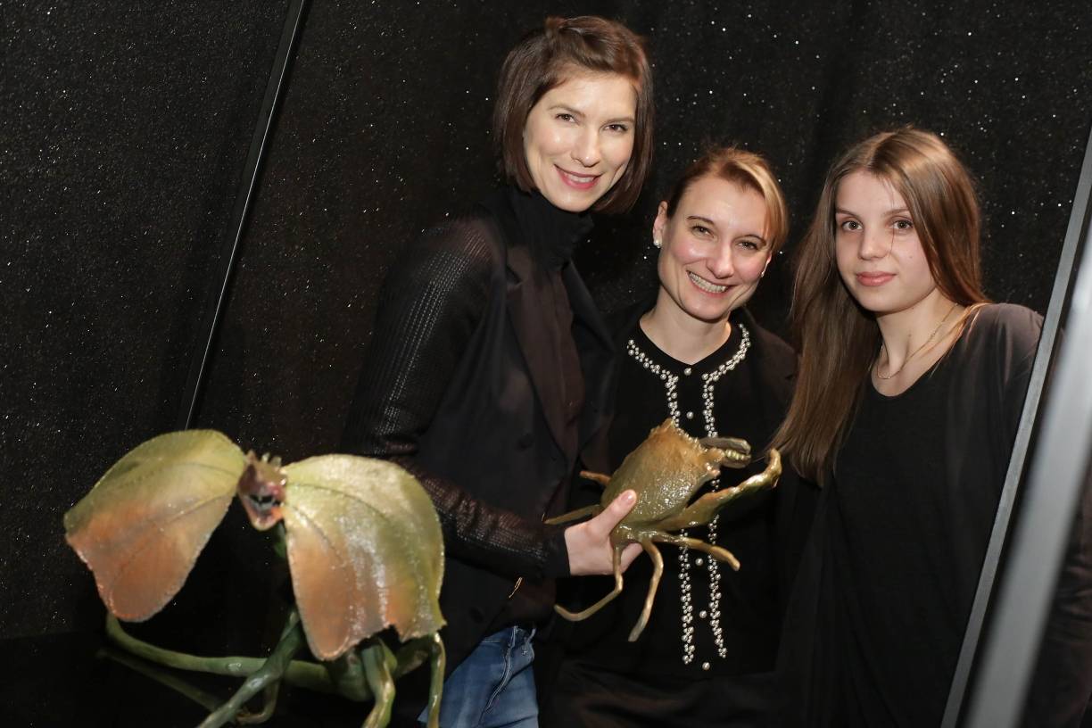  Drei Frauen im „Bestiarium“ des Hetjens-Museums...Künstlerin Yvonne Roeb, die kommissarische Museums-Chefin Dr. Daniela Antonin und Projektleiterin Miriam Schaum (v. l.) gesellen sich im kleinen Ausstellungsraum an der Schulstraße 4 zu Kragenechse und Krabbe. 