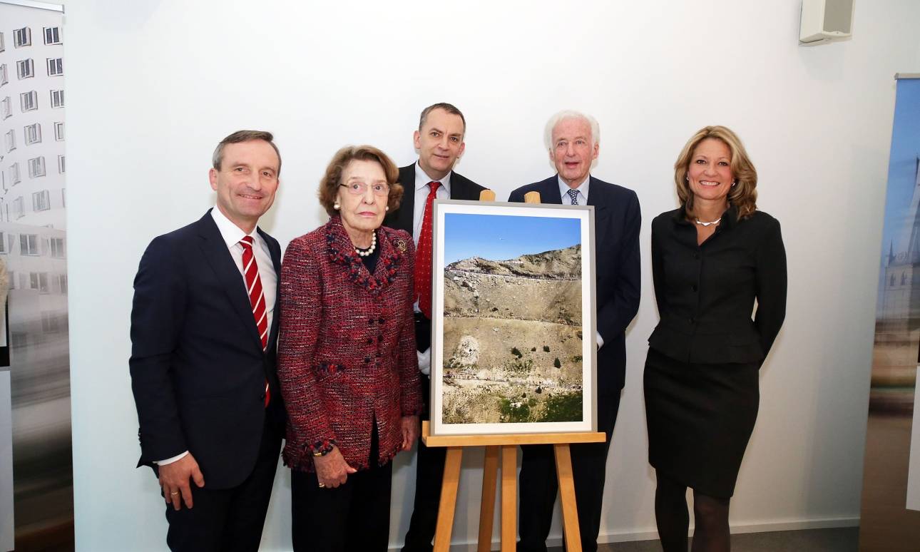  OB Thomas Geisel, Irmel van Meeteren, Prof. Georg Pretzler (Haus der Universität), Udo van Meeteren und Rektorin Prof. Dr. Anja Steinbeck bei der Übergabe des Gursky-Bildes. 