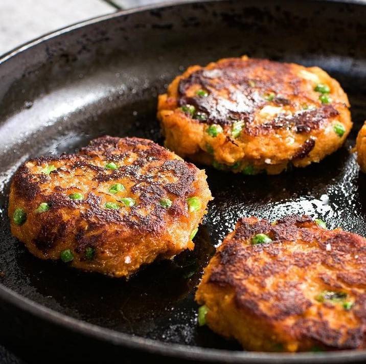  Sehen nicht nur gut aus, sondern schmecken auch gut: Süßkartoffel-Frikadellen. 