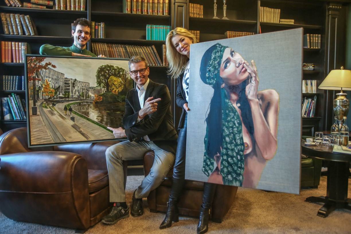 Fabian Pfleger und Elena Panknin mit ihren Arbeiten für die Neujahrsversteigerung. Bäckermeister Josef Hinkel ist der Auktionator. 