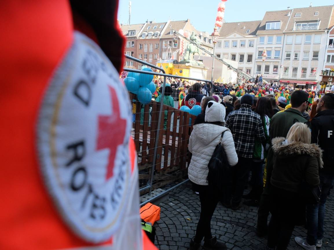 200 DRK-Helfer an Rosenmontag im Einsatz: Einsatzdienste wünschen sich respektvollen Umgang