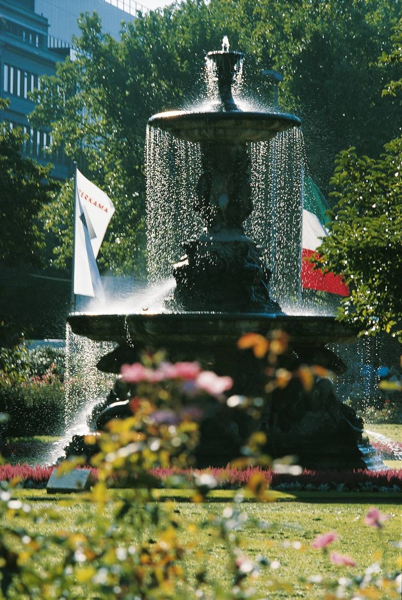  Der Schalenbrunnen auf dem Corneliusplatz wird von den Düsseldorfern längst schmerzlich vermisst. Im April 2017 soll der Platz fertig sein. 