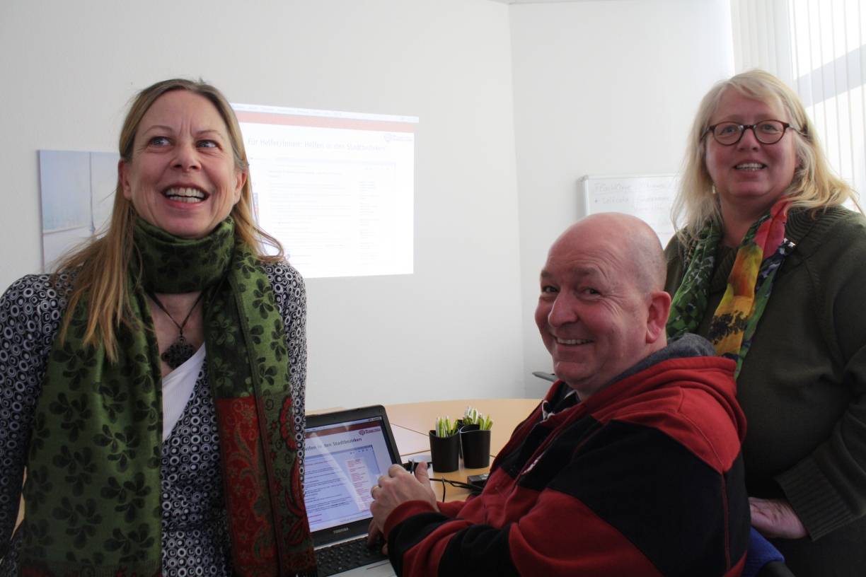  Sie haben viel Freude beim Helfen und heißen Flüchtlinge in Düsseldorf willkommen (v. li.): Birgit Keßel, Andreas Vollmert und Hildegard Düsing-Krems am Hauptbahnhof. 