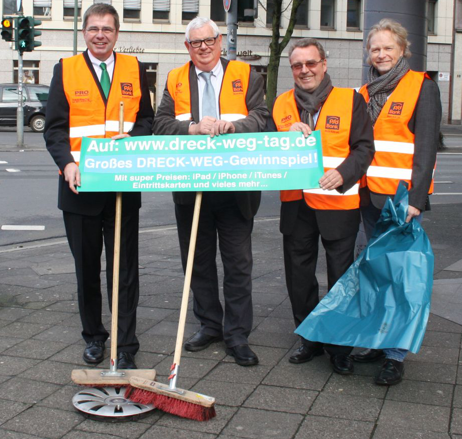  PSD-Bank Vorstand August Wilhelm Albert und Ingo Lentz, Klaus Vorgang und Sebastian Sahm von Pro Düsseldorf packen mit an beim Dreck-weg-Tag. 