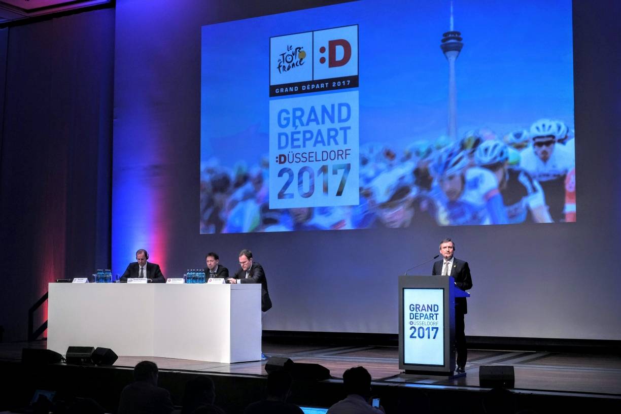  Ein bisschen größer als normal: Die erste Pressekonferenz zur Tour de France in der Düsseldorfer Stadthalle. 