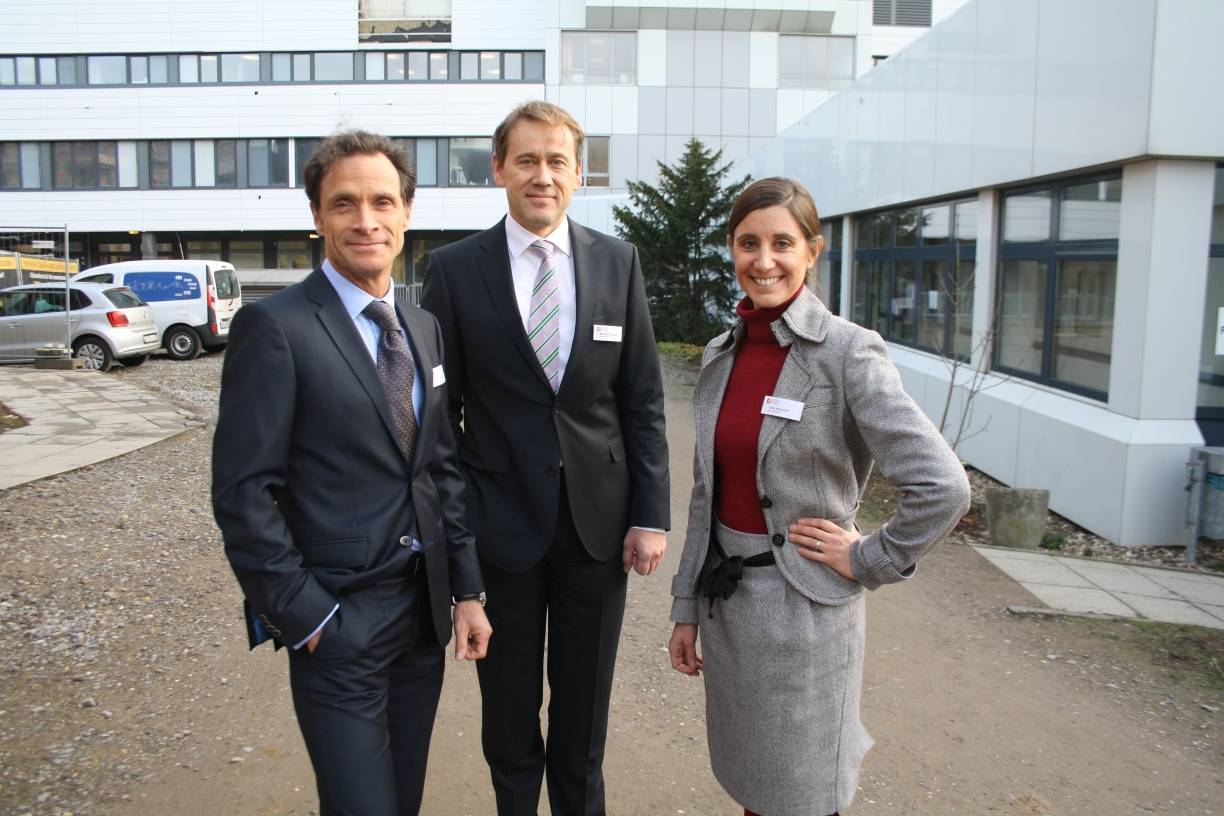  Der Chefarzt für Innere Medizin und Kardiologie Dr. Christof Wald (v.li.), Klinik Leiter Michael Schlickum und die Geschäftsführerin der Schön Klinik-Gruppe Carla Naumann freuen sich darauf, das medizinische Angebot des ehemaligen Dominikus Krankenhauses unter dem neuen Namen Schön Klinik auszubauen. 
