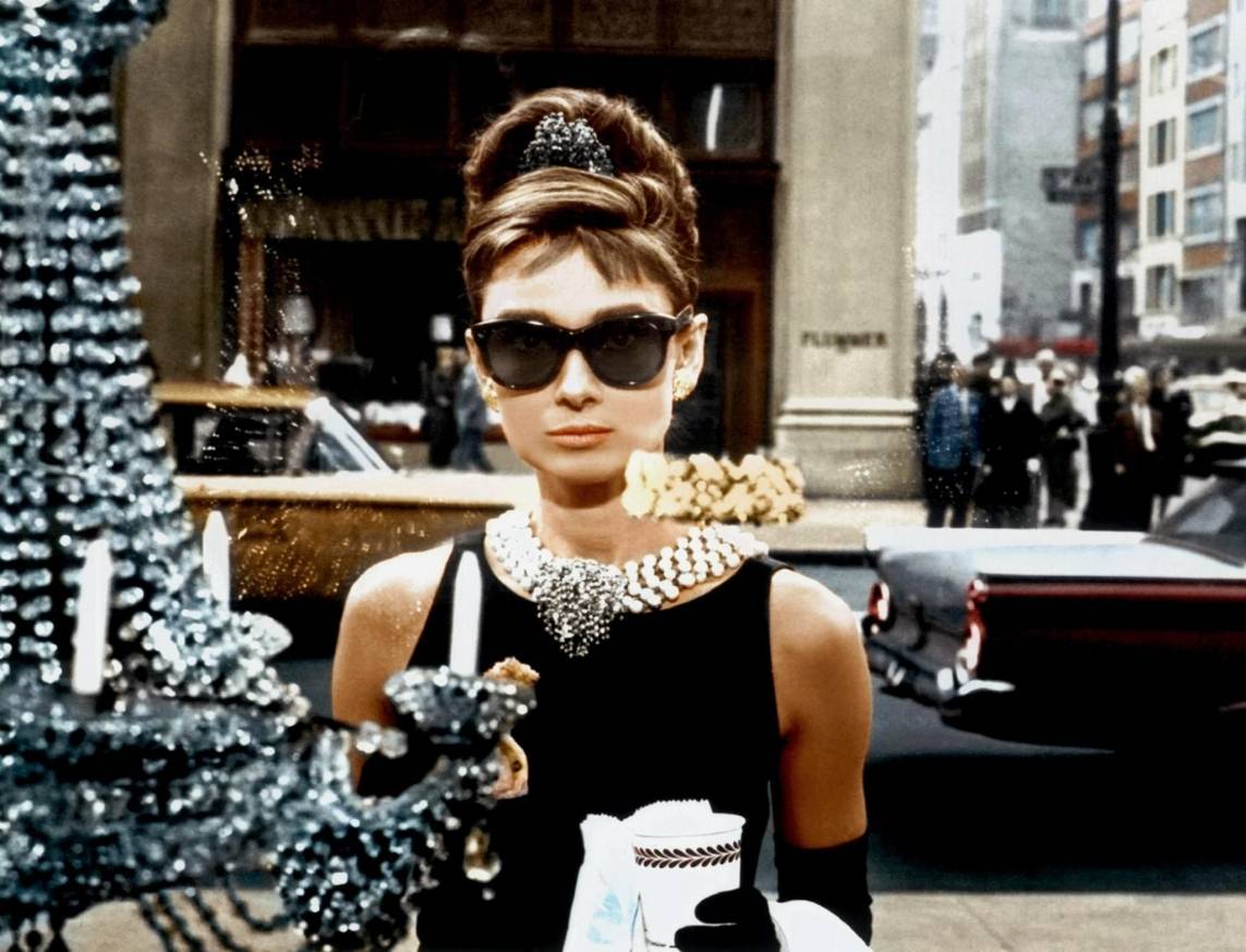  Leinwand-Ikone - Audrey Hepburn in ihrer Rolle als Holly Golightly in "Frühstück bei Tiffany". 