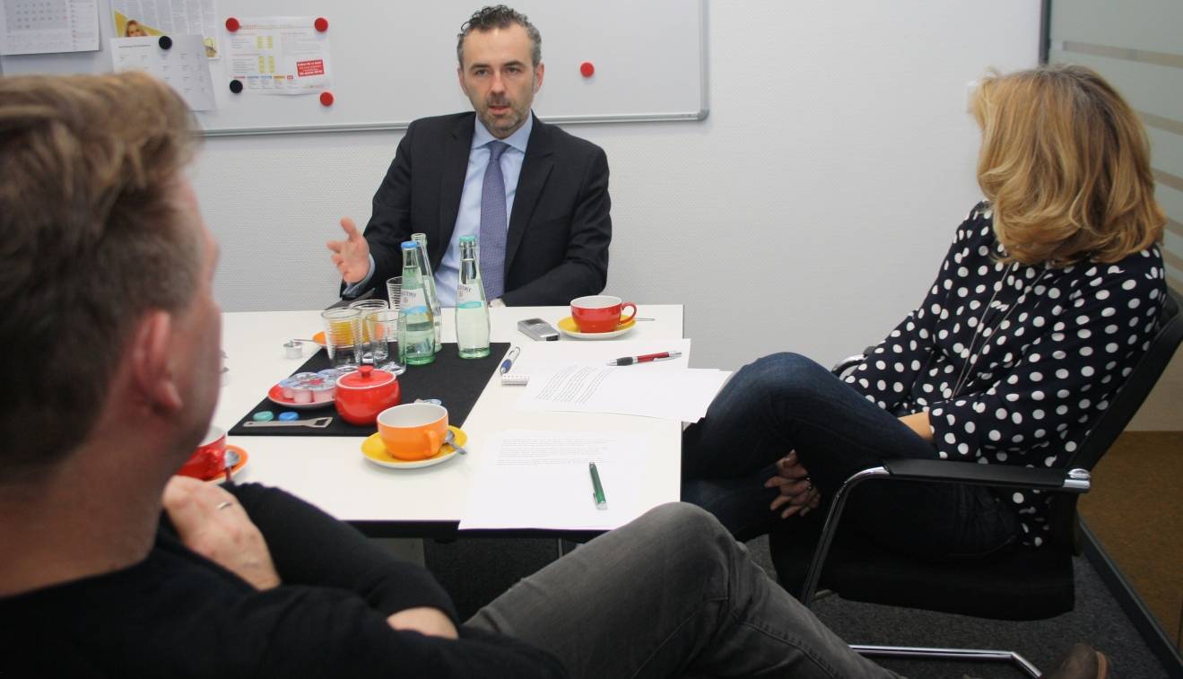  Der Bundestagsabgeordnete Thomas Jarzombek (CDU) im Gespräch mit den Düsseldorfer Anzeiger-Redakteuren Stefan Pucks und Yvonne Hofer. Im September stellt er sich ein drittes Mal zur Wahl. 