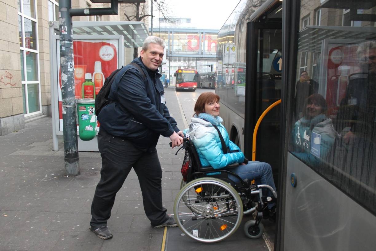  Fahrgastbetreuer Lars Oliver Rauscher hilft Rollstuhlfahrerin Andrea Klein in den Bus und begleitet sie die gesamte Fahrt über bis nach Hause. 
