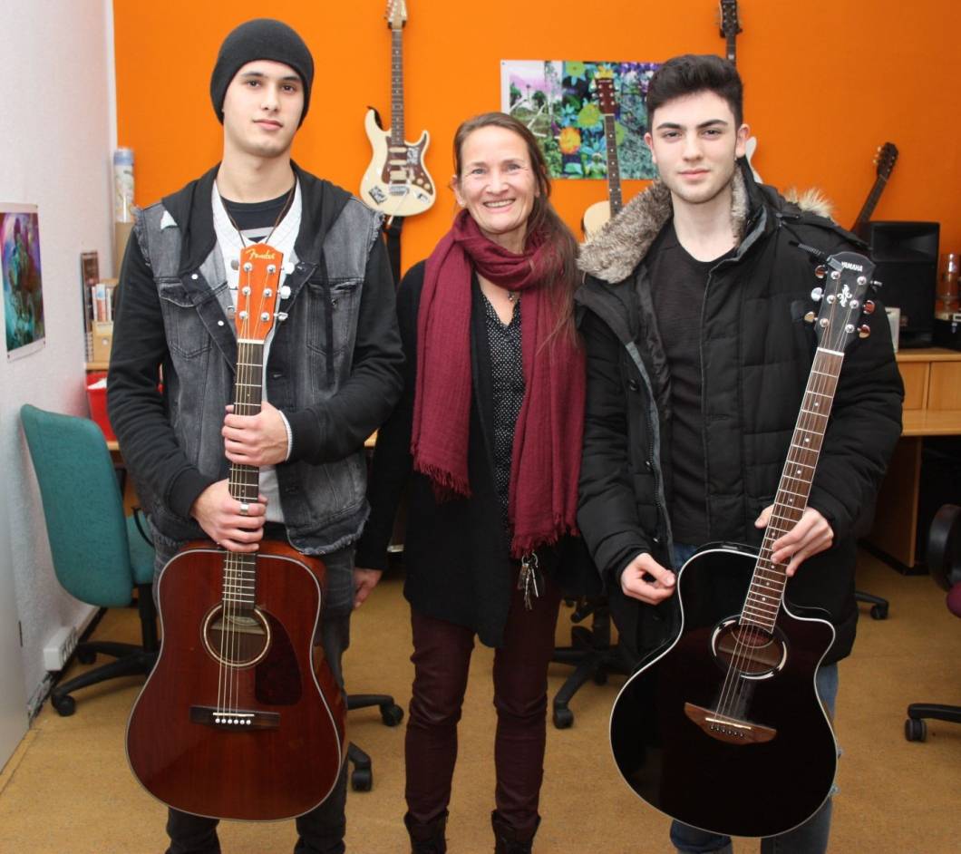  Treffpunktleiterin Iris Richel mit Matias (17, li.) und Tolga (16). Die beiden Jugendlichen kommen regelmäßig in den Treffpunkt und haben dort an einem Musikprojekt teilgenommen. 