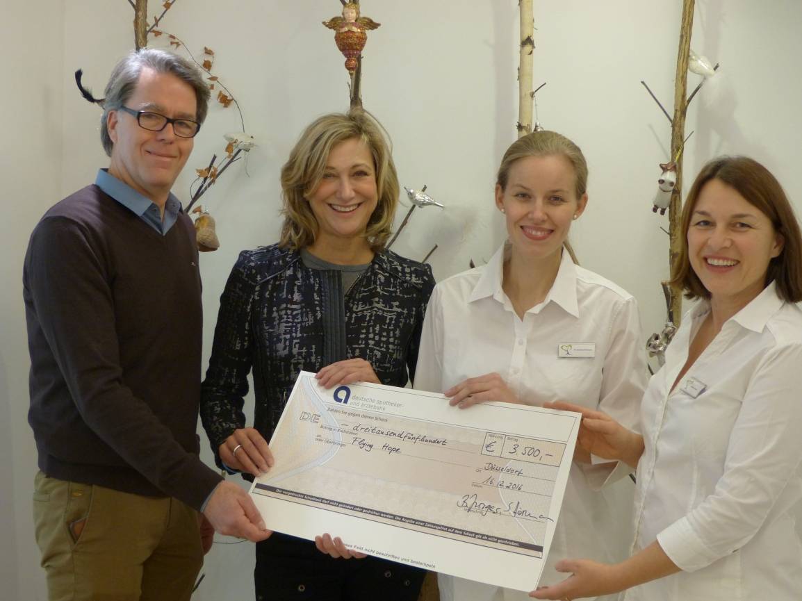  Bei der Scheckübergabe (v. li.): Wolfram Ernst und Barbara Drauz (Flying Hope), Dr. Susanne Hörmann und Dr. Beate Jürgens. 