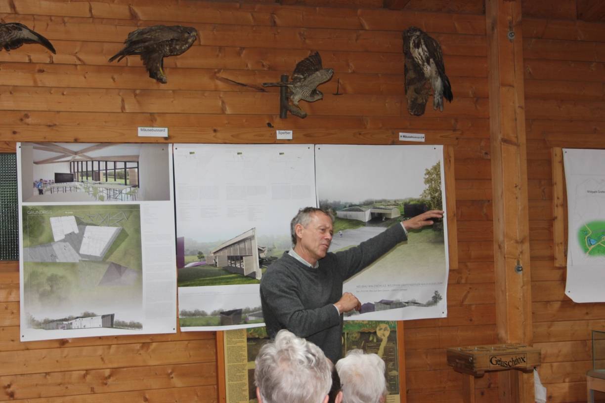  Forstdirektor Paul Schmitz zeigte in einer Veranstaltung im Wildpark schon vor einiger Zeit, wie die neue Waldschule aussehen könnte. 