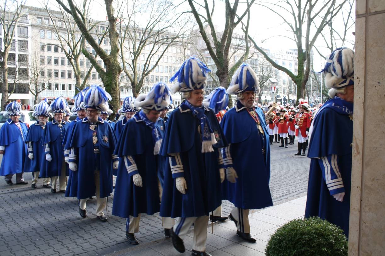  Die Prinzengarde Blau-Weiß beim Einmarsch ins Hotel. 