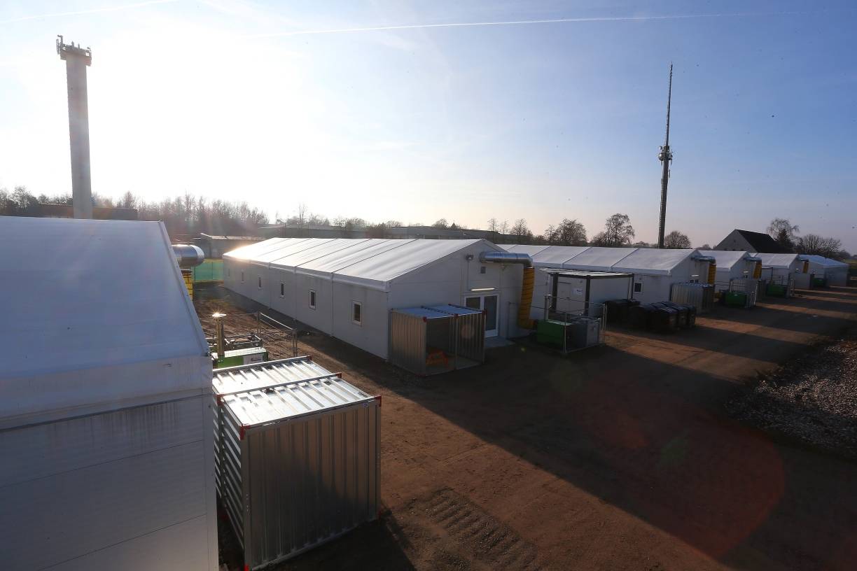  Die Leichtbauhallen der Flüchtlingsunterkunft Bergische Kaserne 