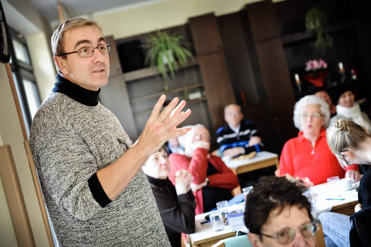  Kriminalbeamter Lutz Türk bei einem Vortrag vor älteren Menschen - „Die Opfer sind vorwiegend aus dem Seniorenbereich.“ 